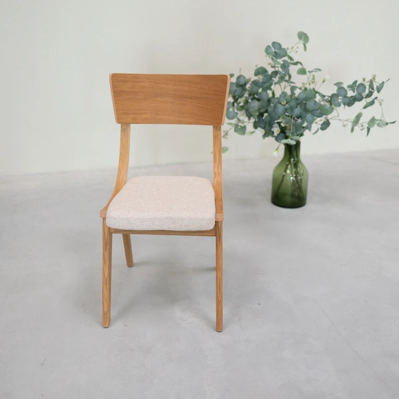 Set da 2 o 4 sedie da pranzo in rovere massiccio Lucas, con rivestimento grigio o beige | NordicStory