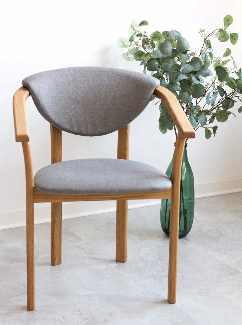 Confezione da 2 o 4 sedie da pranzo Alexis, struttura in rovere massiccio, rivestimento in grigio nordico | NordicStory